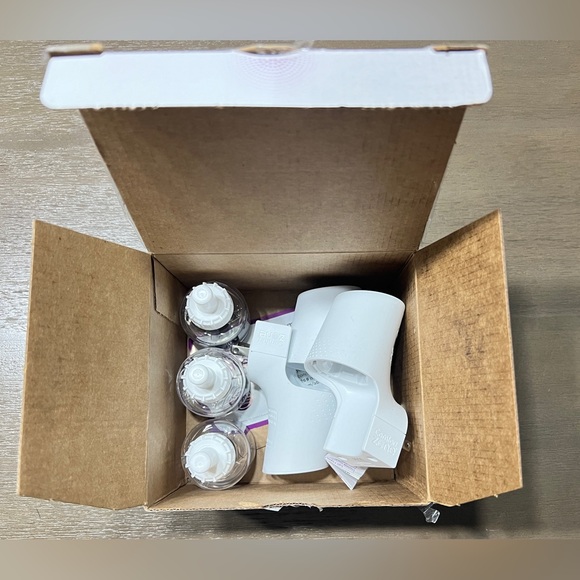 Comfort Zone Multi Cat Calming Diffuser: 3 Pheromone Diffusers & 3 Refills - Picture 7 of 9